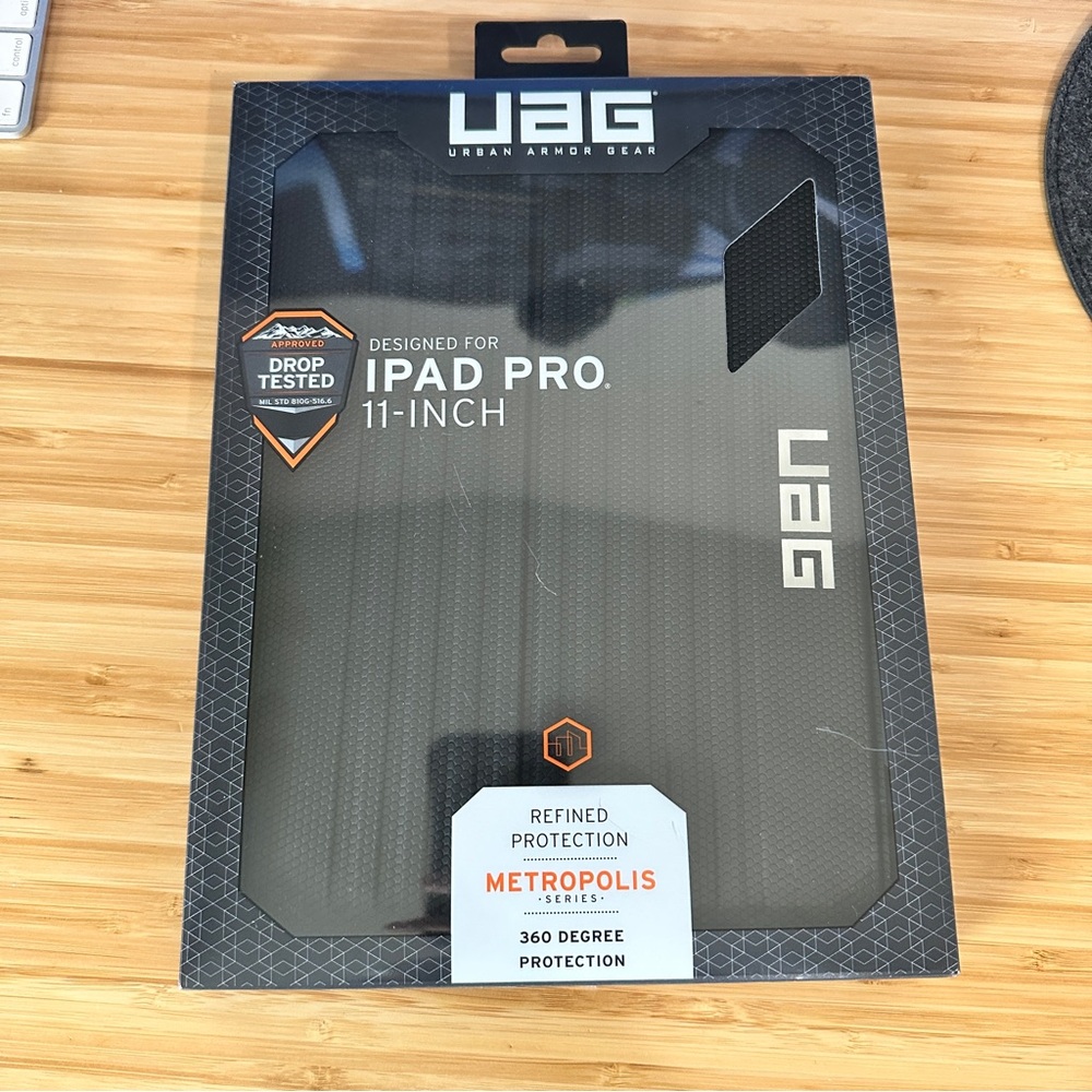 NWT UAG Metropolis iPad Pro 11” (1st Gen 2018) Folio Case